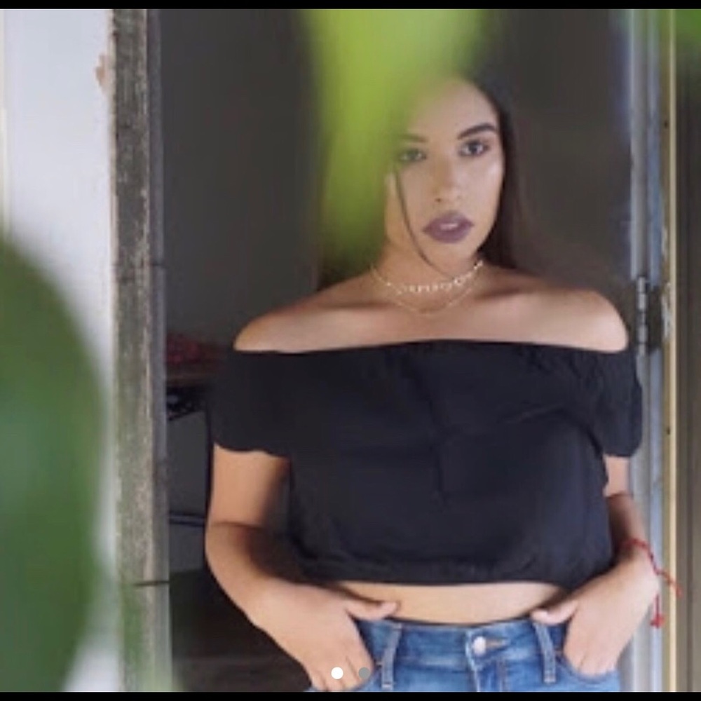 Over the shoulder cute black crop top